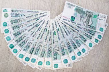 iş, finans, bankacılık ve insanlar kavramı - tasarruf kapatmak kadar para Rus banknotlar paket ahşap masa üzerinde bin ruble