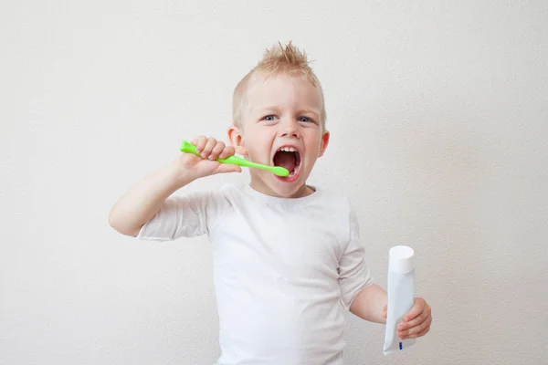 Pequeño Niño Rubio Hermoso Cepillarse Los Dientes Con Pasta Dientes — Foto de Stock