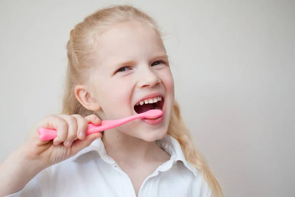 Higiene Dental Feliz Niña Rubia Cepillándose Los Dientes Concepto Saludable — Foto de Stock