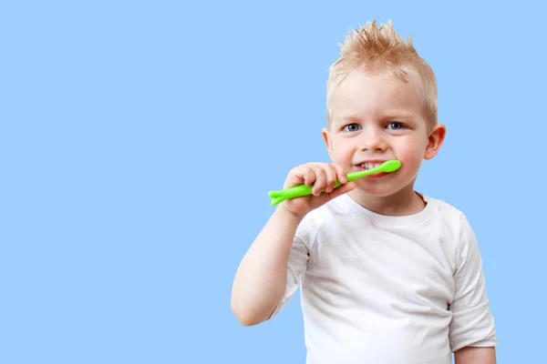 Niño Niño Feliz Niño Cepillarse Los Dientes Sobre Fondo Azul — Foto de Stock