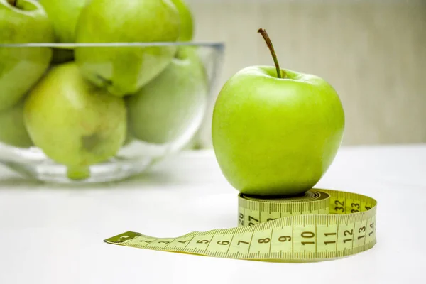 Μεζούρα Και Πράσινο Μήλο Διατροφή Υγιεινή Διατροφή Τροφίμων Και Ζυγίζονται — Φωτογραφία Αρχείου