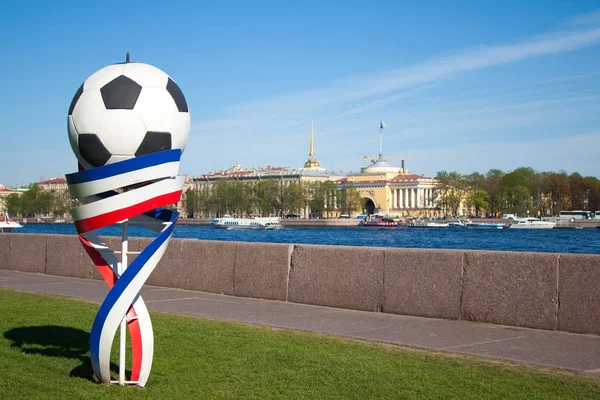 Rusya, Saint-Petersburg - 12 Mayıs 2018: FIFA Dünya Kupası 2018 futbol şekil sembolü. Futbol topu ve şeritler, Rus bayrağı renk yaz Üniversitesi setin Neva nehir üzerinde. 