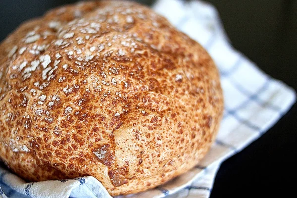Chutné Čerstvě Upečený Chléb Bílým Ručníkem Černým Pozadím — Stock fotografie