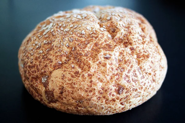 Chutné Čerstvě Upečený Chléb Tmavým Pozadím — Stock fotografie