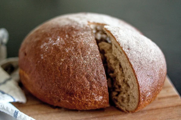 Chutné Čerstvě Upečený Chléb Dřevěné Prkénko Tmavým Pozadím — Stock fotografie