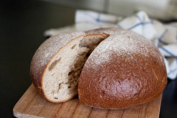 Chutné Čerstvě Upečený Chléb Dřevěné Prkénko Tmavým Pozadím — Stock fotografie