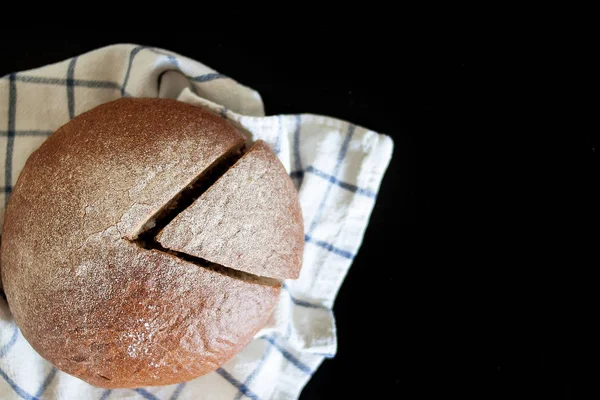 Čerstvý Chléb Bílým Ručníkem Černým Pozadím Pohled Shora Prostorem Pro — Stock fotografie