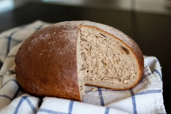 Chutné Čerstvě Upečený Chléb Bílým Ručníkem Tmavým Pozadím — Stock fotografie