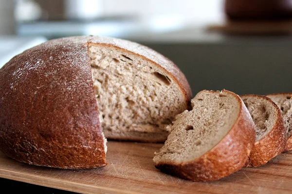 Čerstvě Upečený Chléb Dřevěné Prkénko Tmavým Pozadím — Stock fotografie