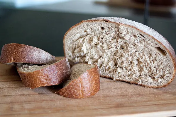 Čerstvě Upečený Chléb Dřevěné Prkénko Tmavým Pozadím — Stock fotografie