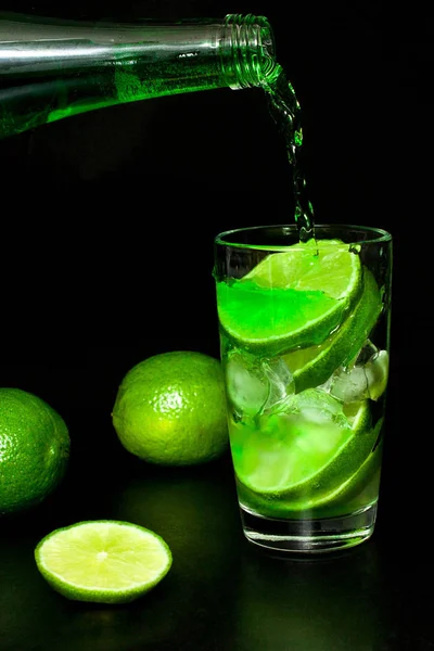 Pohár Hideg Zöld Limonádét Jég Friss Érett Zöld Lime Fekete — Stock Fotó
