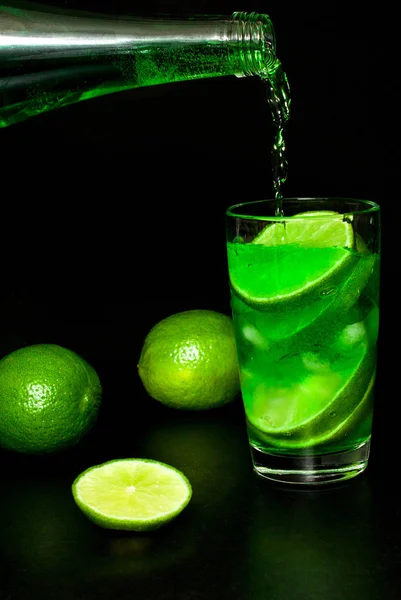 Nyári Frissítő Italok Fogalom Patak Egy Üveg Hideg Limonádét Vizet — Stock Fotó