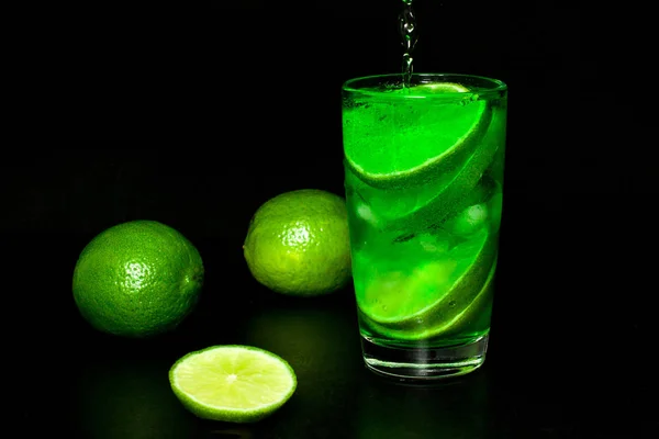 Verão Refrescante Bebidas Conceito Copo Bebida Fria Com Gelo Limas — Fotografia de Stock