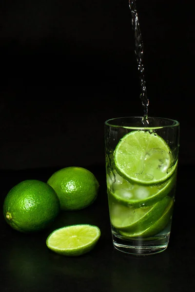 Hideg Detox Víz Jég Friss Érett Szelet Zöld Limes Fekete — Stock Fotó