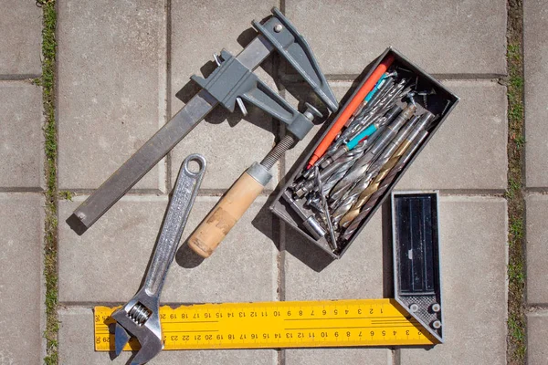 工具や石の背景に作業道具のセット — ストック写真