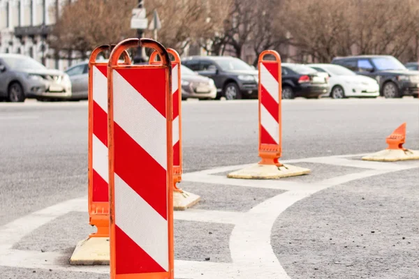 Şehir içinde yol çalışması. Turuncu trafik konileri sokağın ortasında. trafik emniyet inşaat yol çalışması işaretleri. Otomobil içinde belgili tanımlık geçmiş.