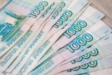 iş, finans, bankacılık ve insanlar kavramı - tasarruf kapatmak kadar para Rus banknotlar paket ahşap masa üzerinde bin ruble