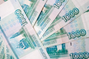 iş, finans, bankacılık ve insanlar kavramı - tasarruf kapatmak kadar para Rus banknotlar paket bin ruble ile beyaz boş metin için