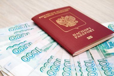 iş, finans, kaydetme, bankacılık, seyahat ve kavram insan - bohça-in para Rus banknotlar bin ruble kırmızı pasaportu ile kapatmak