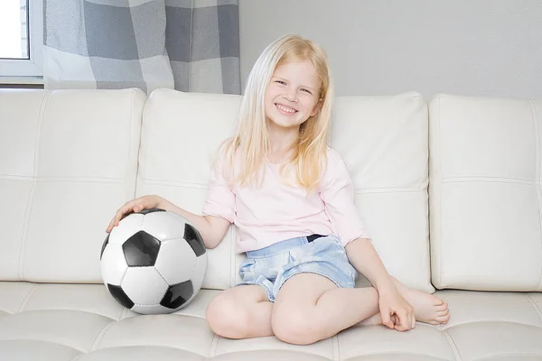 Sport Mensen Entertainment Concept Gelukkig Blond Meisje Met Voetbal Thuis — Stockfoto
