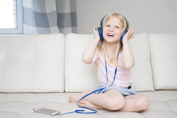 Música Gadget Concepto Infancia Retrato Una Niña Rubia Alegre Auriculares —  Fotos de Stock