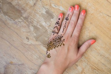 güzellik kavramı - kına dövme kadınlar ellerinde. Mehndi geleneksel Hint dekoratif sanat eseri. Yakın çekim, havai görünümü. copyspase