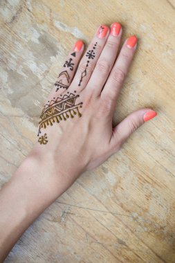 güzellik kavramı - kına dövme kadınlar üzerinde uygulama sanatçı eller. Mehndi geleneksel Hint dekoratif sanat eseri. Yakın çekim, havai görünümü