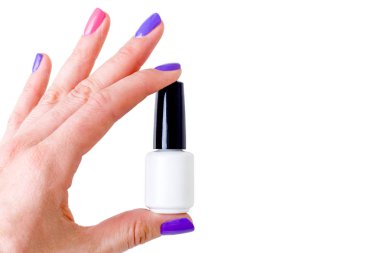 Güzellik, moda ve tırnak sanat kavramı - kadın el ile pembe ve mor renkli manikür yakın çekim jel tırnak cilası beyaz şişe renkler. Beyaz arka plan üzerinde izole. kadar alay et. kopya alanı