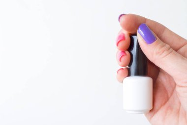 Güzellik, moda ve tırnak sanat kavramı - kadın el ile pembe ve mor renkli manikür yakın çekim jel tırnak cilası beyaz şişe renkler. Beyaz arka plan üzerinde. kadar alay et. kopya alanı