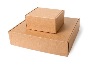 Teslimat, taşıma, paket ve hediyeler kavramı - yığın yığın kendini toplama karton kutu beyaz arka plan üzerinde izole. yukarı alay