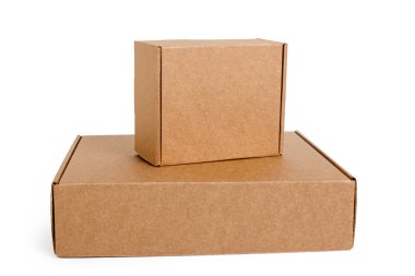 Teslimat, taşıma, paket ve hediyeler kavramı - yığın yığın kendini toplama karton kutu beyaz arka plan üzerinde izole. yukarı alay
