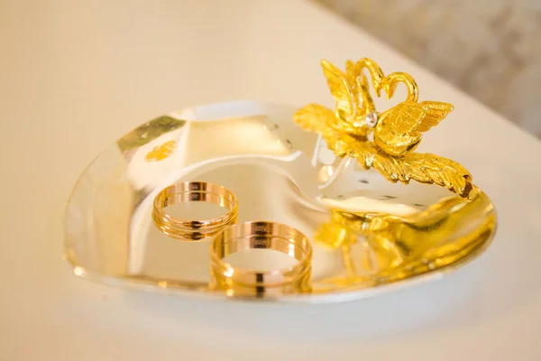 Bruiloft Symbolen Twee Ringen Gouden Hartvormig Dienblad Liefde Familie Viering — Stockfoto