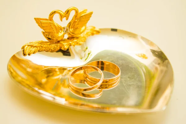 Hochzeitssymbole Zwei Ringe Auf Goldenem Herzförmigem Tablett Liebe Familie Feier — Stockfoto