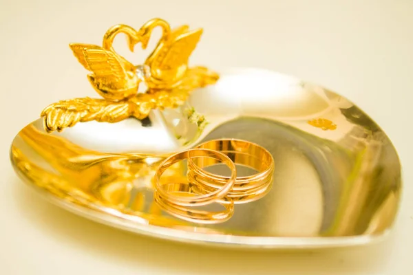 Bruiloft Symbolen Twee Ringen Gouden Hartvormig Dienblad Liefde Familie Viering — Stockfoto
