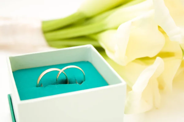 Bruiloft Symbolen Twee Gouden Ringen Met Witte Callas Bloemen Liefde — Stockfoto