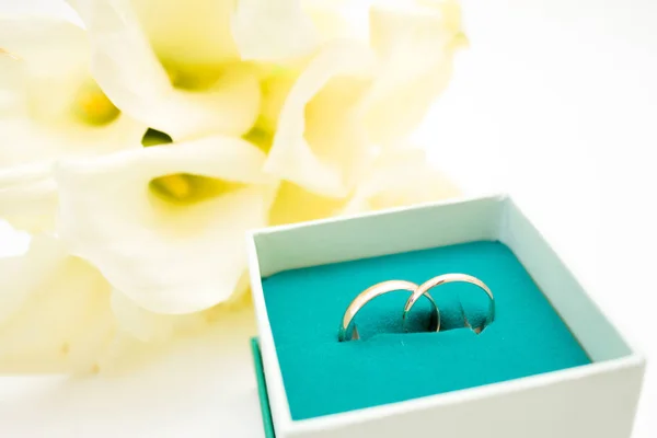Bruiloft Symbolen Twee Gouden Ringen Met Witte Callas Bloemen Liefde — Stockfoto