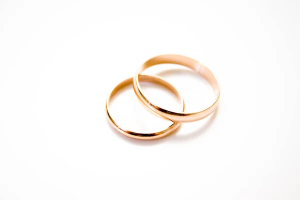 Hochzeitssymbole Zwei Goldene Ringe Auf Weißem Hintergrund Liebe Familie Feier — Stockfoto