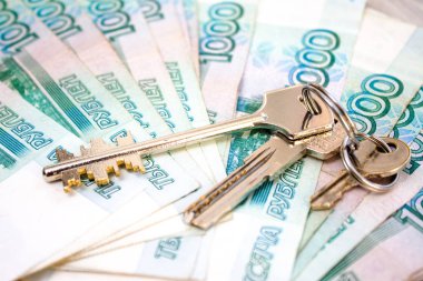Finans, kiralama ve yeni ev concept - para Rus banknotlar bin ruble ve üç evin anahtarları
