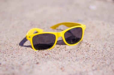 yaz - tatil, kumlu plajda sarı güneş gözlüğü relax, seyahat ve vacantion kavramı