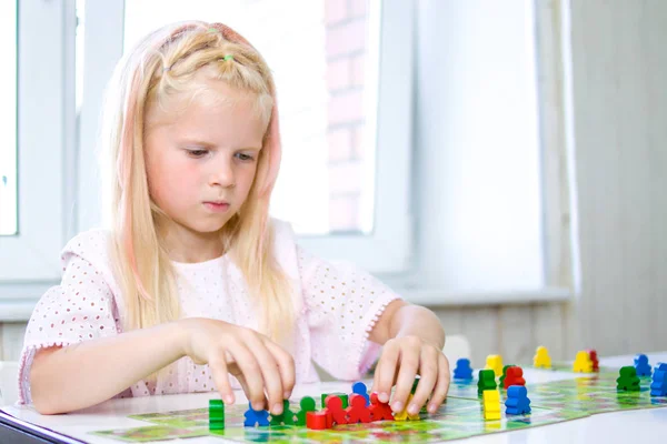 Jogo Tabuleiro Conceito Lazer Crianças Pequena Menina Loira Está Jogando — Fotografia de Stock