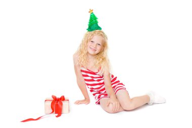 tatil, kış ve kutlama kavramı-Noel ve yeni yıl kartı ile kırmızı ve beyaz karnaval sevimli küçük sarışın kız elbise ve yeşil çam ağacı şapka üzerinde beyaz izole hediye kutusu ile kılık
