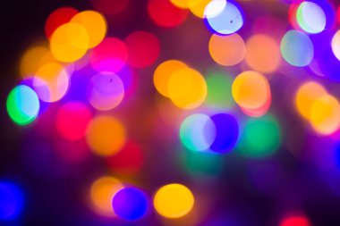 Noel ve yeni yıl kavramı - ufuk soyut çok renkli bokeh ışıklar arka plan. Mavi, mor, yeşil, turuncu renkler.