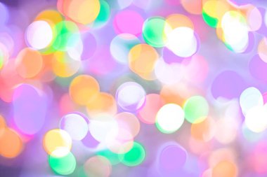 Noel ve yeni yıl kavramı - ufuk soyut çok renkli bokeh ışıklar arka plan. Mavi, mor, yeşil, turuncu renkler.