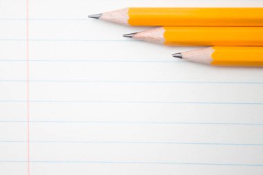 Okul, eğitim kavramı - için turuncu kalem kadar yakın ve kompozisyon kitap eğitim yeni akademik yıl için arka plan üzerinde başlamak ya da dönem başlangıç çalışma. Mock-up kopya alanı