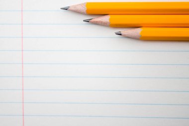 Okul, eğitim kavramı - için turuncu kalem kadar yakın ve kompozisyon kitap eğitim yeni akademik yıl için arka plan üzerinde başlamak ya da dönem başlangıç çalışma. Mock-up kopya alanı