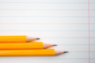 Okul, eğitim kavramı - için turuncu kalem kadar yakın ve kompozisyon kitap eğitim yeni akademik yıl için arka plan üzerinde başlamak ya da dönem başlangıç çalışma. Mock-up kopya alanı