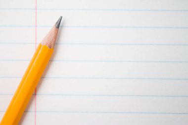 Okul, eğitim kavramı - için turuncu kalem kadar yakın ve kompozisyon kitap eğitim yeni akademik yıl için arka plan üzerinde başlamak ya da dönem başlangıç çalışma. Mock-up kopya alanı