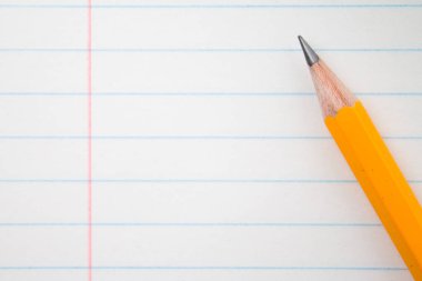 Okul, eğitim kavramı - için turuncu kalem kadar yakın ve kompozisyon kitap eğitim yeni akademik yıl için arka plan üzerinde başlamak ya da dönem başlangıç çalışma. Mock-up kopya alanı