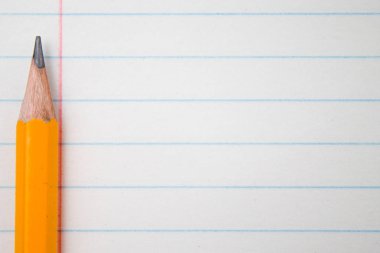 Okul, eğitim kavramı - için turuncu kalem kadar yakın ve kompozisyon kitap eğitim yeni akademik yıl için arka plan üzerinde başlamak ya da dönem başlangıç çalışma. Mock-up kopya alanı