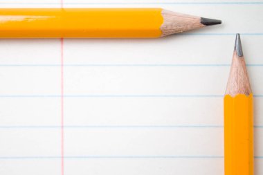 Okul, eğitim kavramı - için turuncu kalem kadar yakın ve kompozisyon kitap eğitim yeni akademik yıl için arka plan üzerinde başlamak ya da dönem başlangıç çalışma. Mock-up kopya alanı